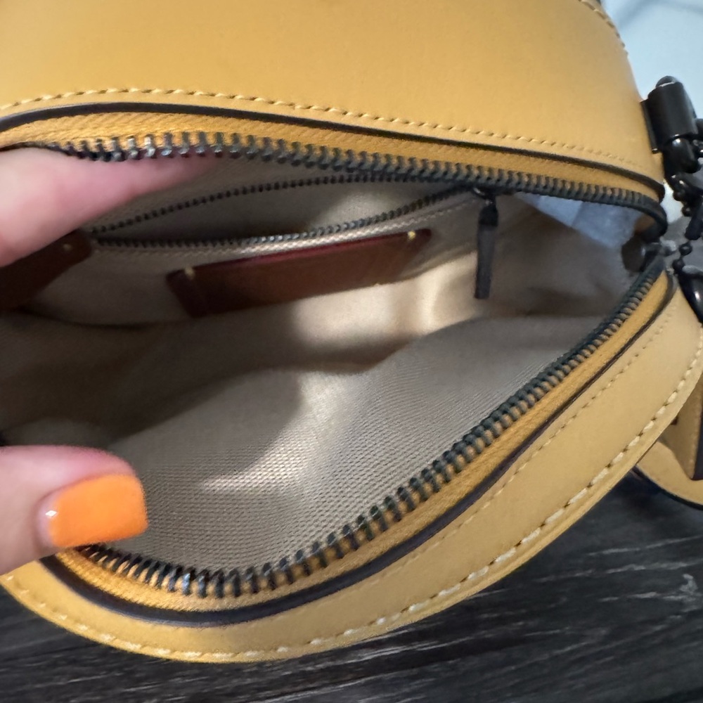 Coach CanteeN Leather Crossbody
Honeycomb Yellow EXCELLENT CONDITION - Picture 3 of 4